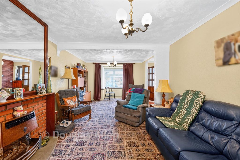 Property photo 3 of 12 Lounge