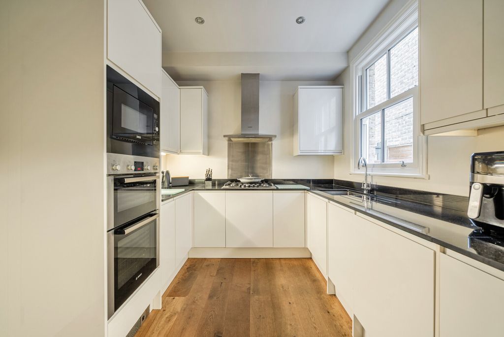 Property photo 3 of 18 Kitchen