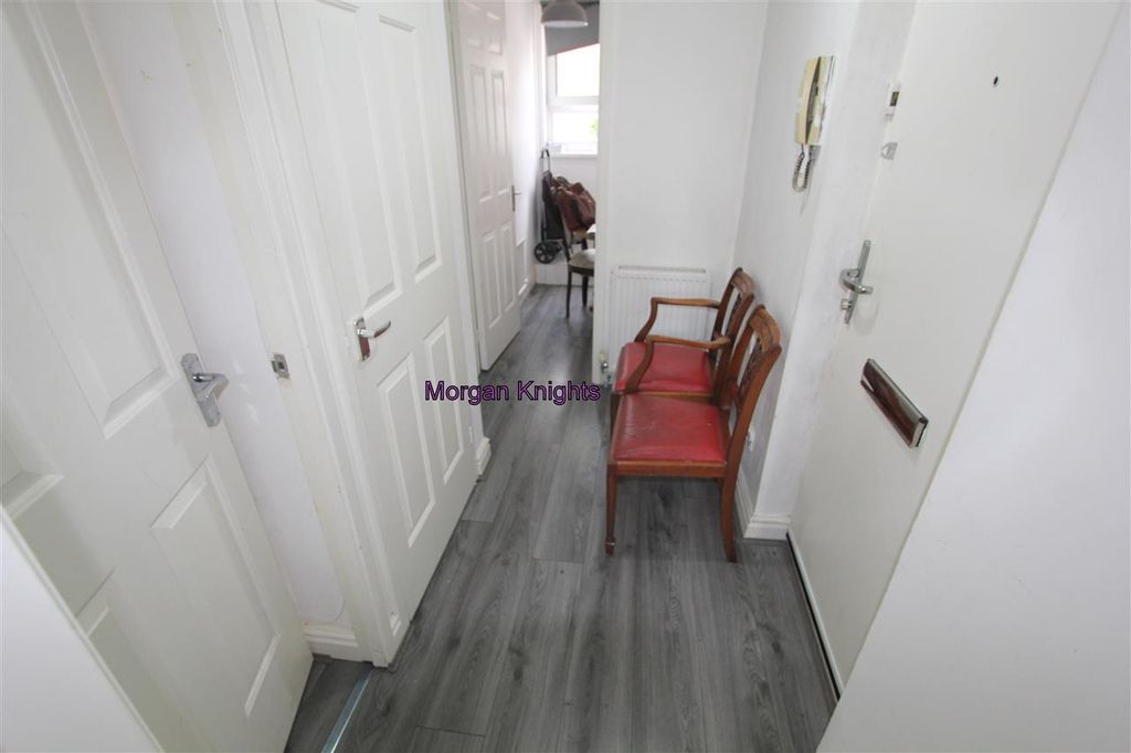 Property photo 2 of 14 Entrance/Hallway: