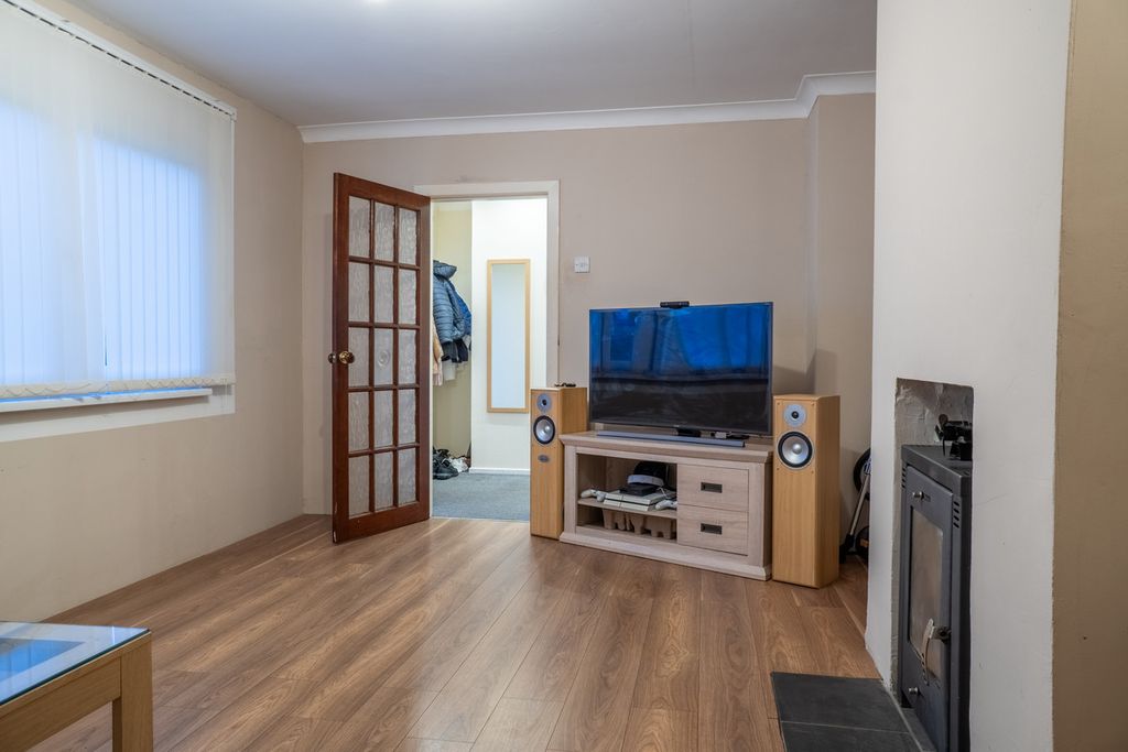 Property photo 3 of 28