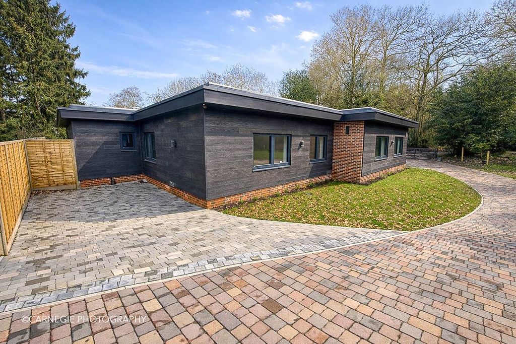 Property photo 2 of 18 Front Aspect