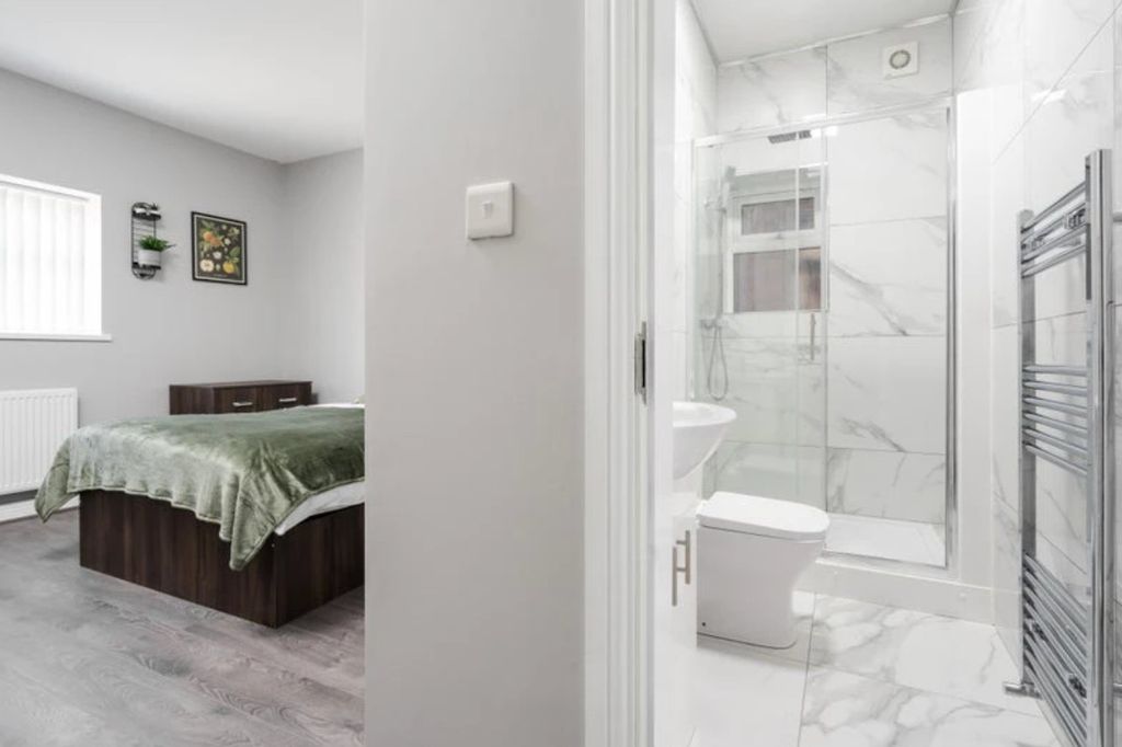 Property photo 1 of 8 Experience Modern Living In This Stylish Bathroom ...