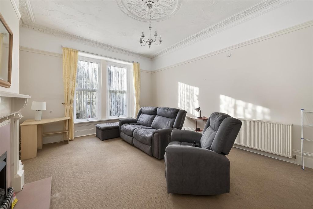 Property photo 2 of 12 Lounge