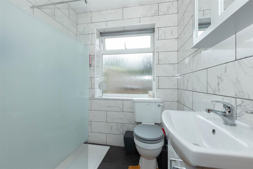 Property photo 3 of 12 Ardingly Drive.Jpg