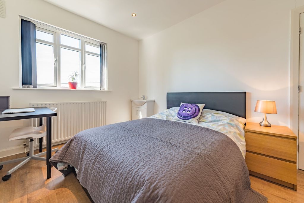 Property photo 2 of 8 A Bright And Tidy Double Bedroom Featuring A Comfo...