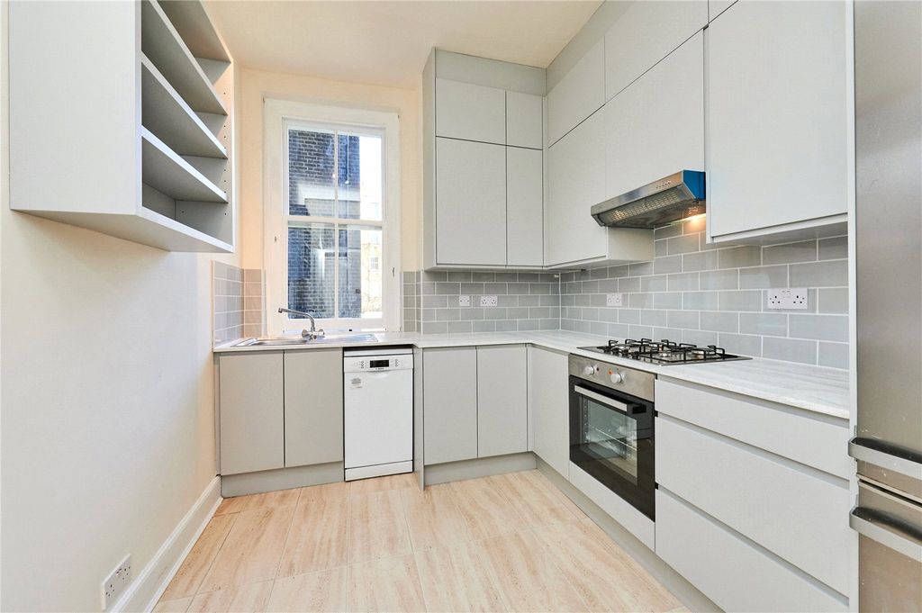 Property photo 3 of 10 Kitchen
