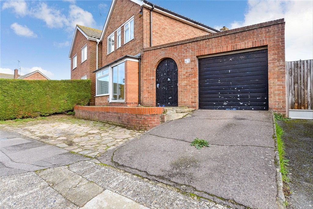 Property photo 3 of 19 Driveway/Parking