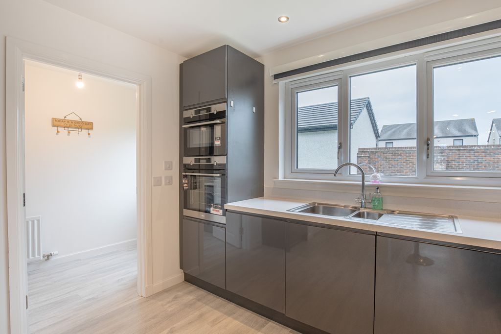 Property photo 1 of 21 Kitchenangle2