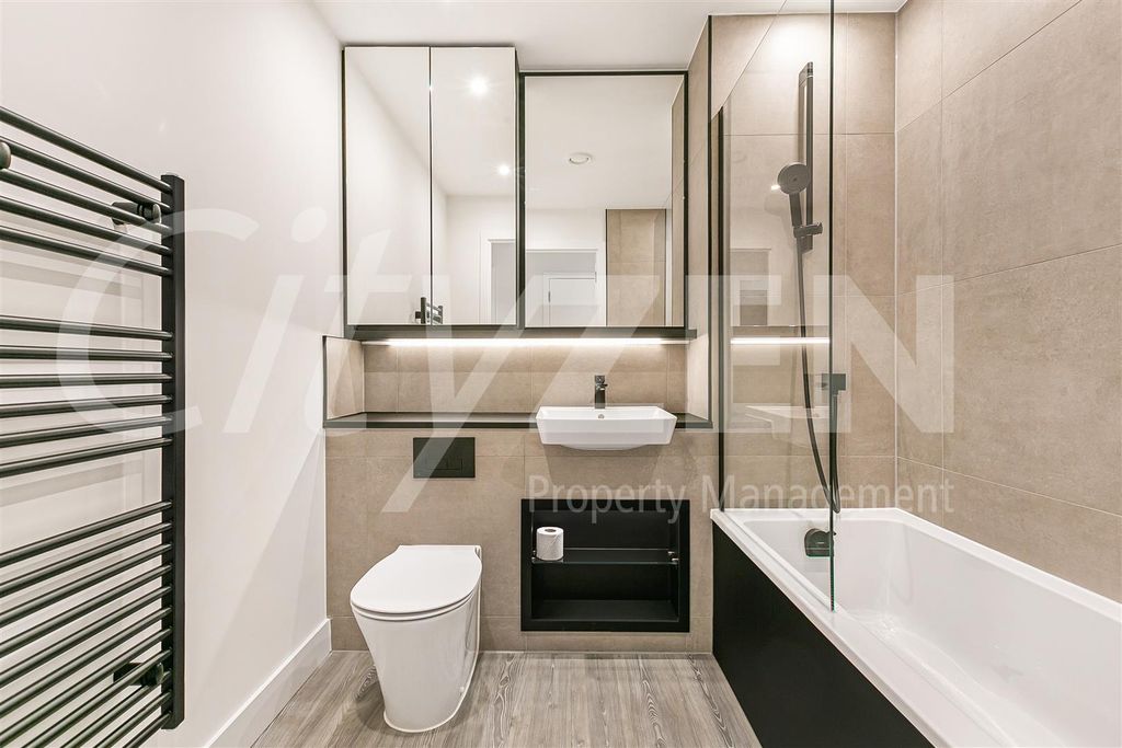 Property photo 2 of 20 Bathroom