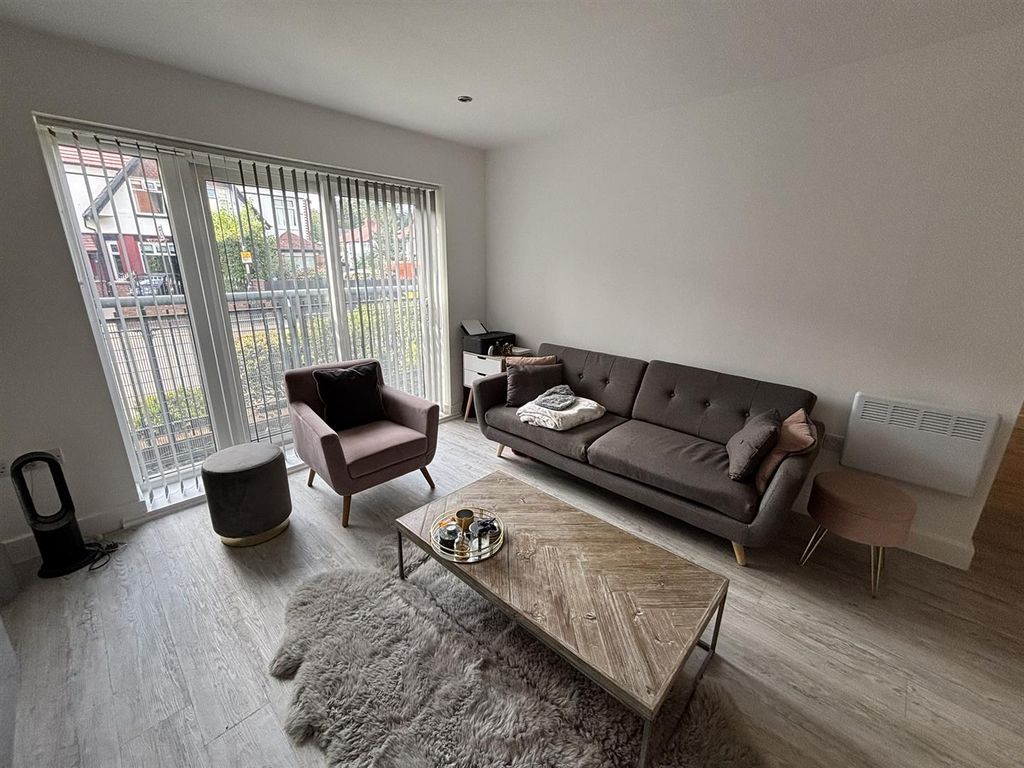 Property photo 3 of 17 Lounge
