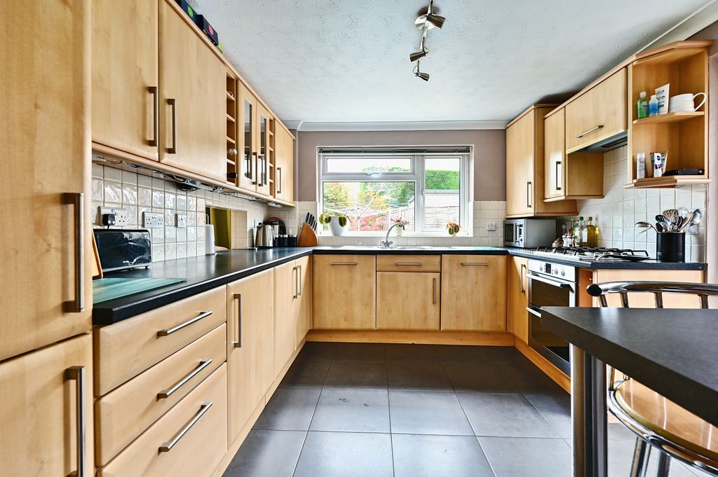 Property photo 3 of 11 4 Woodville Close (11)