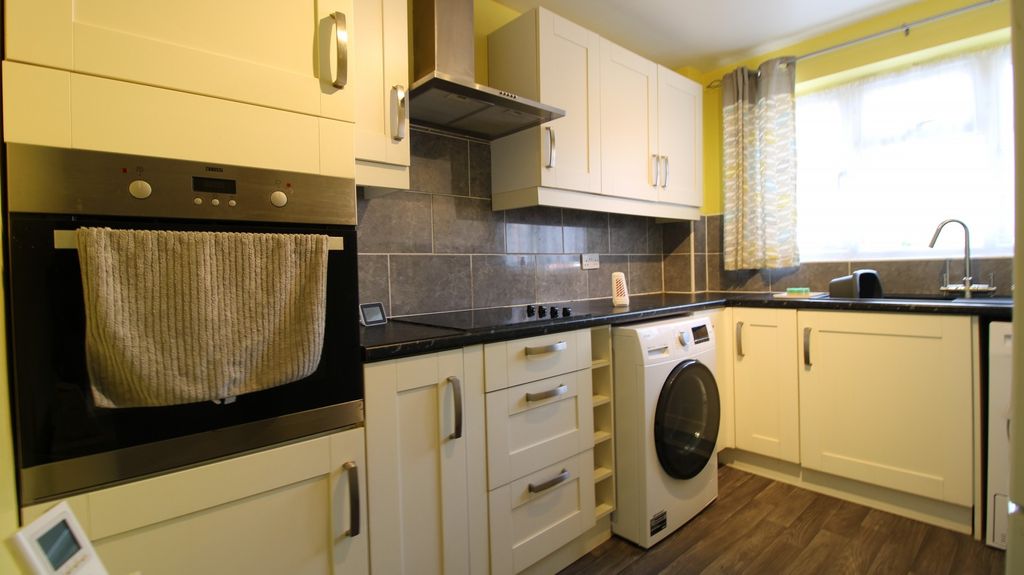 Property photo 2 of 6 Kitchen