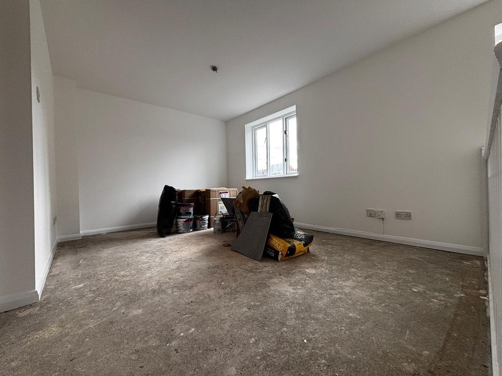 Property photo 2 of 6 Bright And Airy Bedroom With Ample Floor Space....