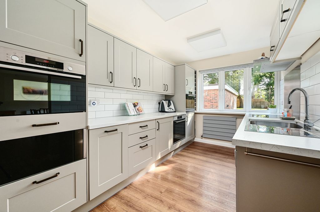 Property photo 3 of 19 Kitchen