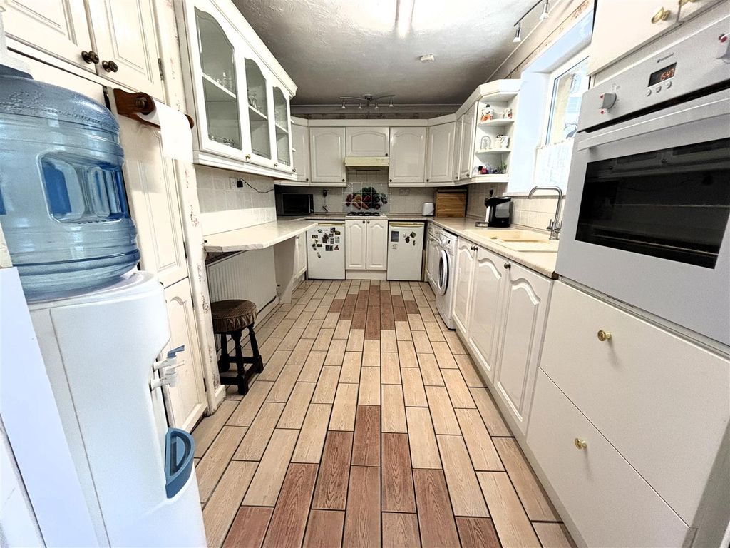 Property photo 3 of 17 Kitchen