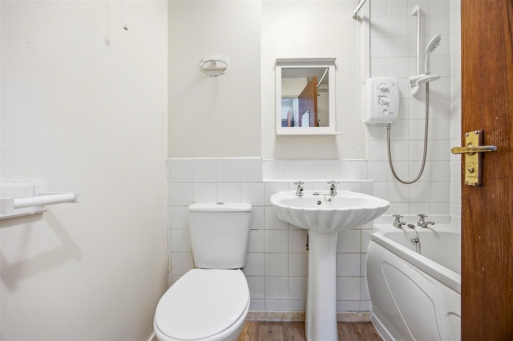 Property photo 3 of 9 Bathroom