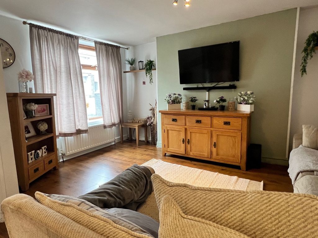 Property photo 3 of 17 Lounge