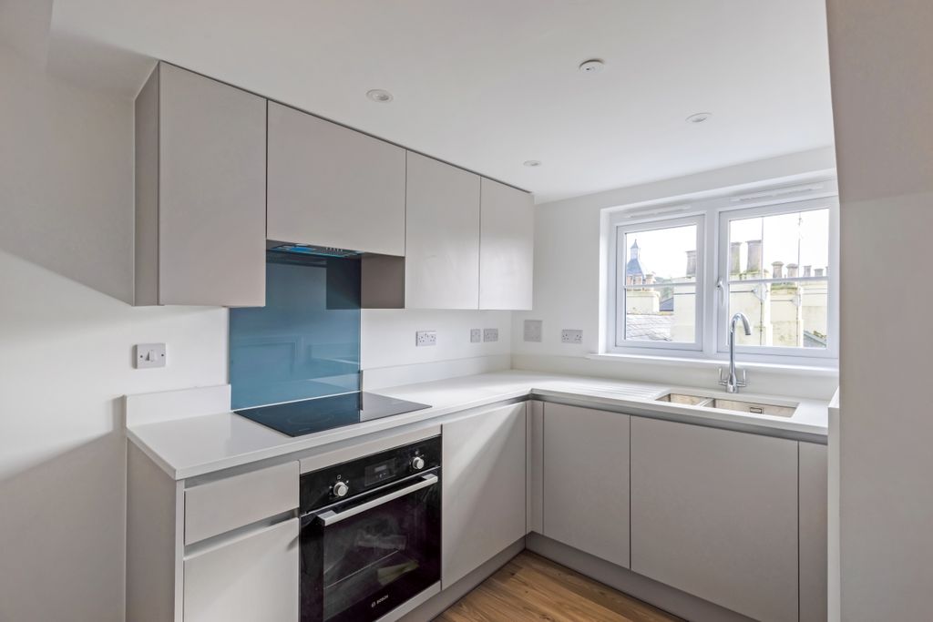 Property photo 2 of 12 86535_Flat 13 9 N...