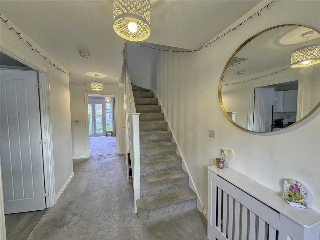 Property photo 3 of 18 Entrance Hall