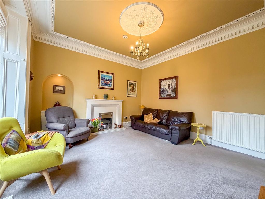 Property photo 3 of 53 Lounge