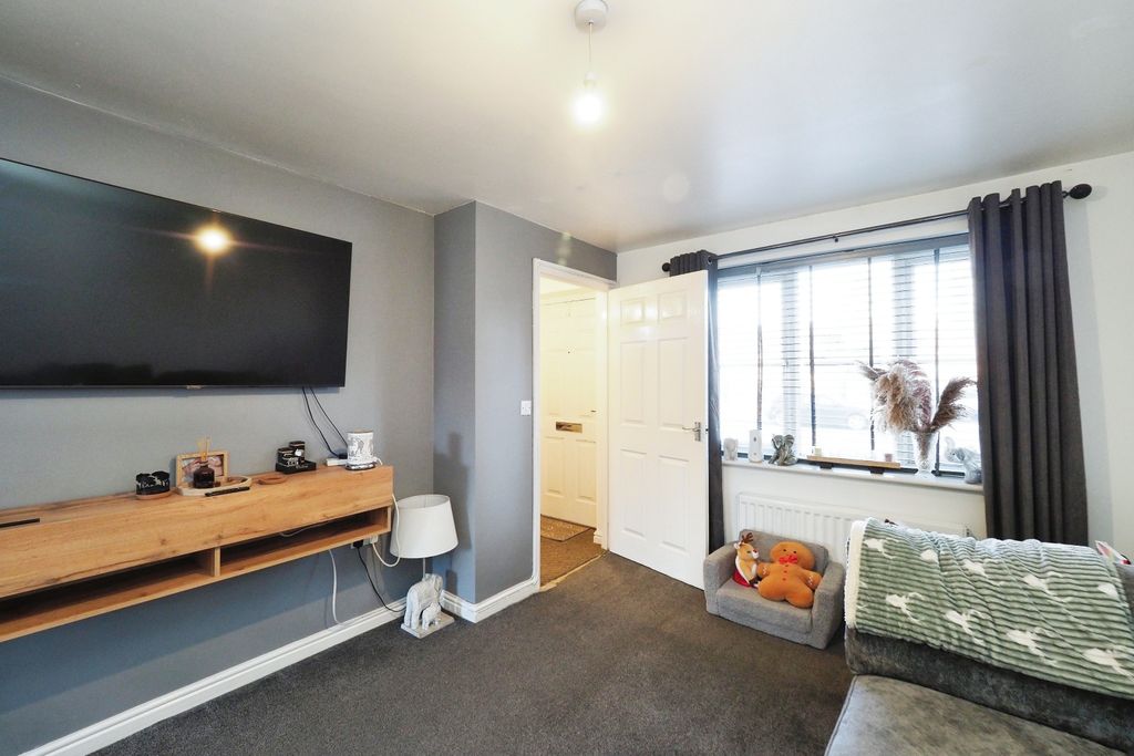 Property photo 3 of 19 Contemporary And Cosy Lounge