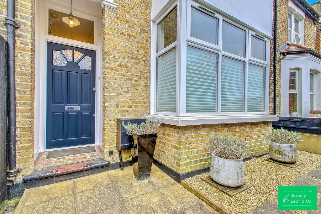 Property photo 2 of 23 Front (Exterior)