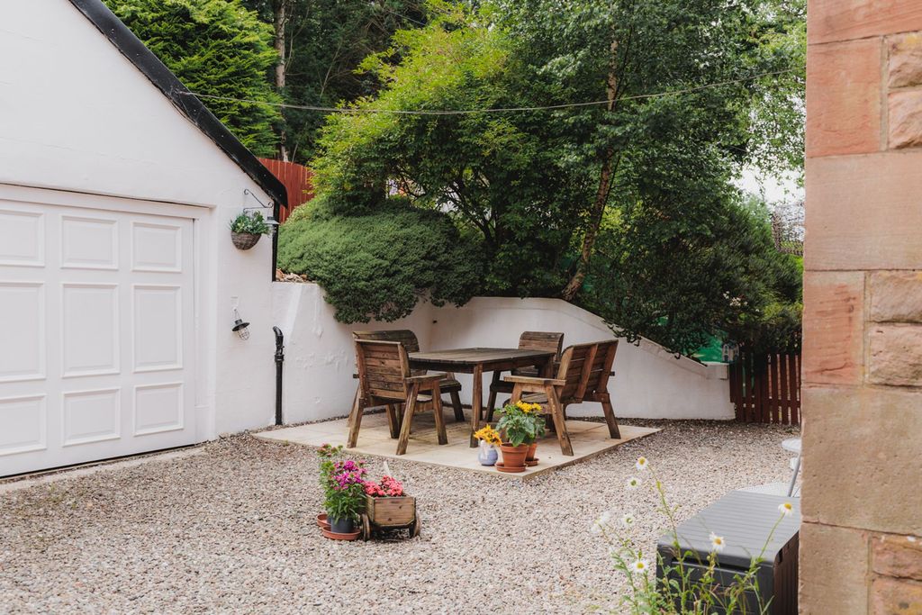 Property photo 2 of 30