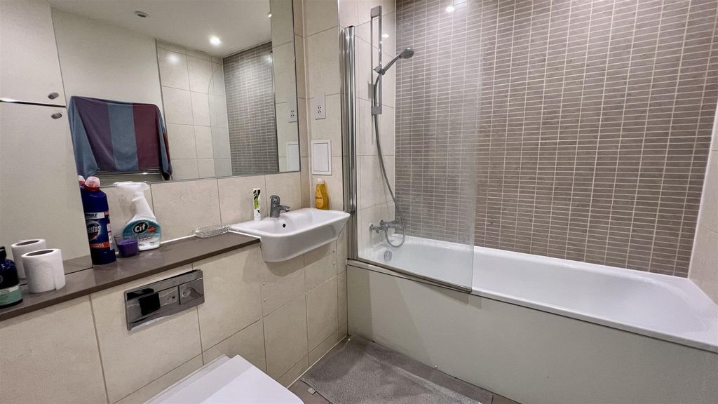 Property photo 3 of 23 Bathroom