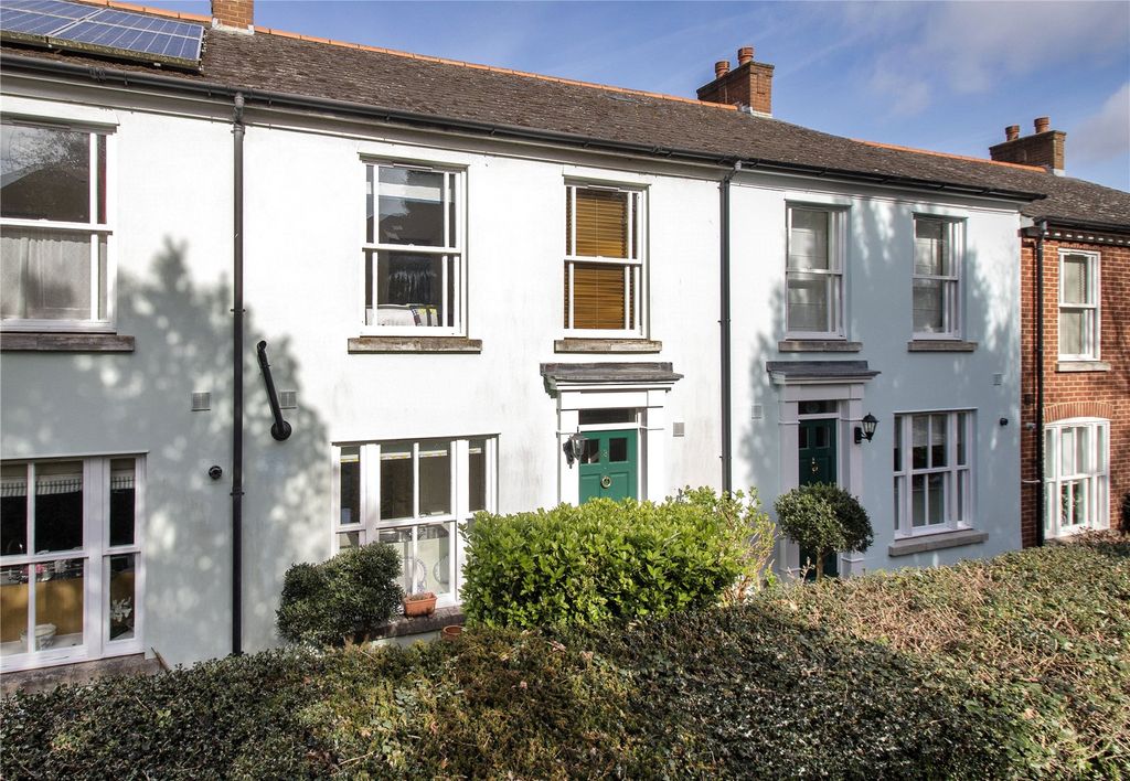 Property photo 1 of 10 9 Priory Gardens