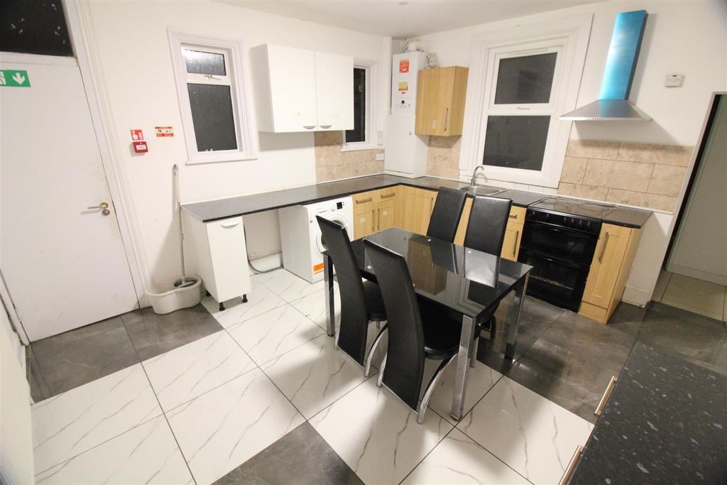 Property photo 2 of 11 E8F6C0E3-3877-4746-99A9-83788Eb58239.Jpeg