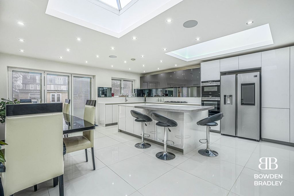 Property photo 2 of 27