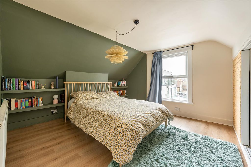 Property photo 3 of 20 Queens Grove Road E4