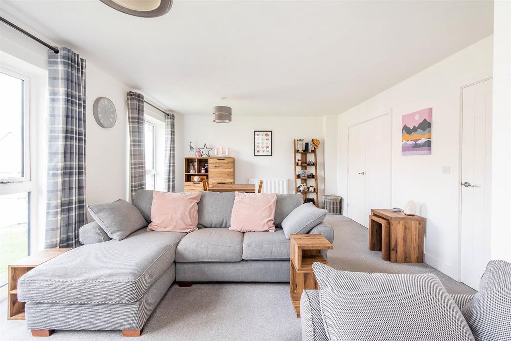 Property photo 2 of 23 Lounge/Diner