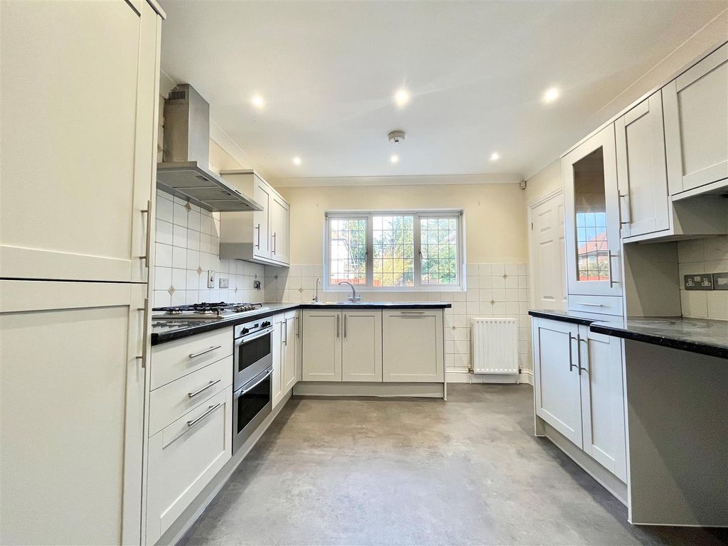 Property photo 3 of 19 Kitchen