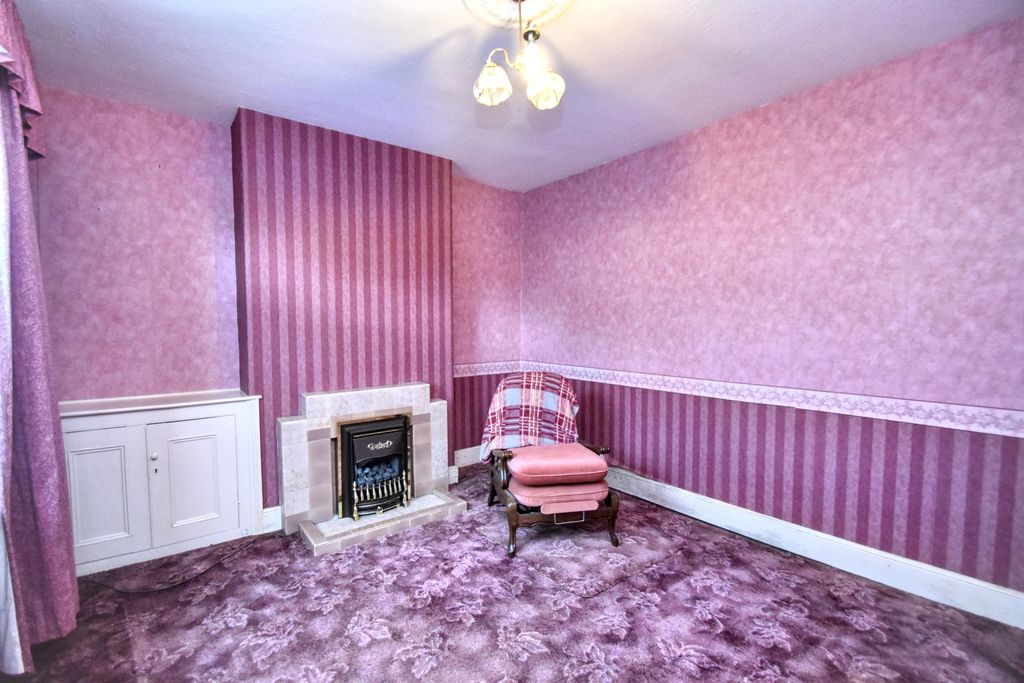 Property photo 3 of 12 Lounge
