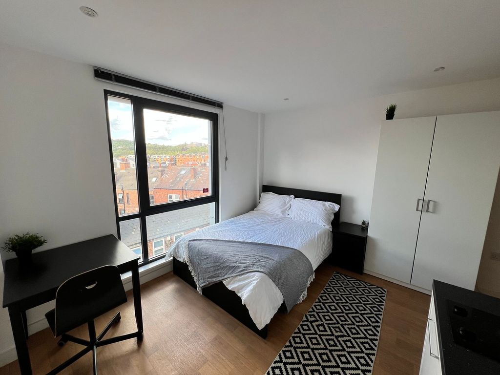 Property photo 1 of 7 Bright, Modern Double Bedroom With Large Floor-To-...