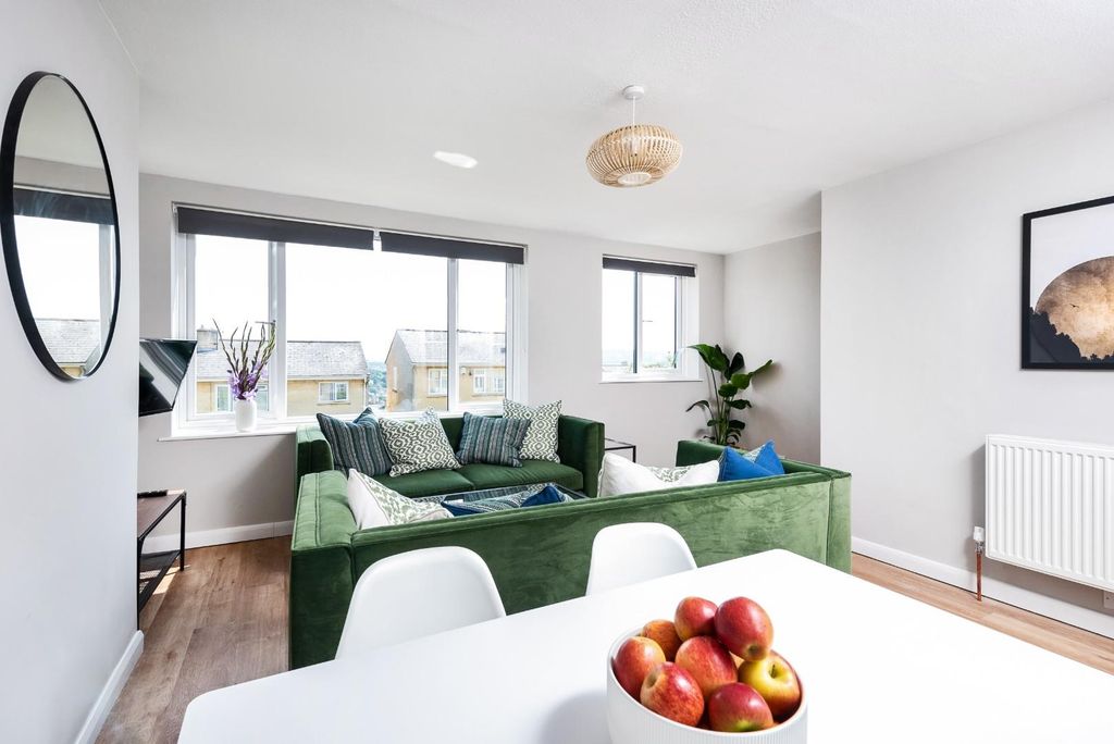 Property photo 2 of 15 74 Marshfield Way, Bath, BA1 6HQ-6.Jpg