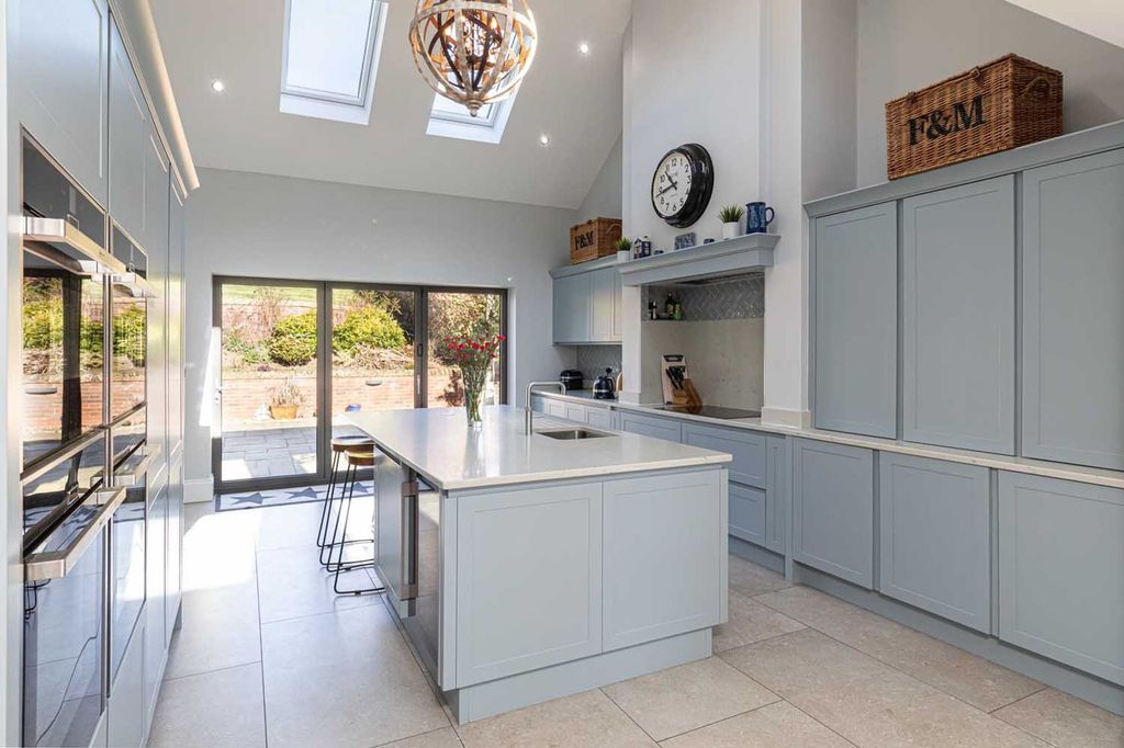 Property photo 2 of 33