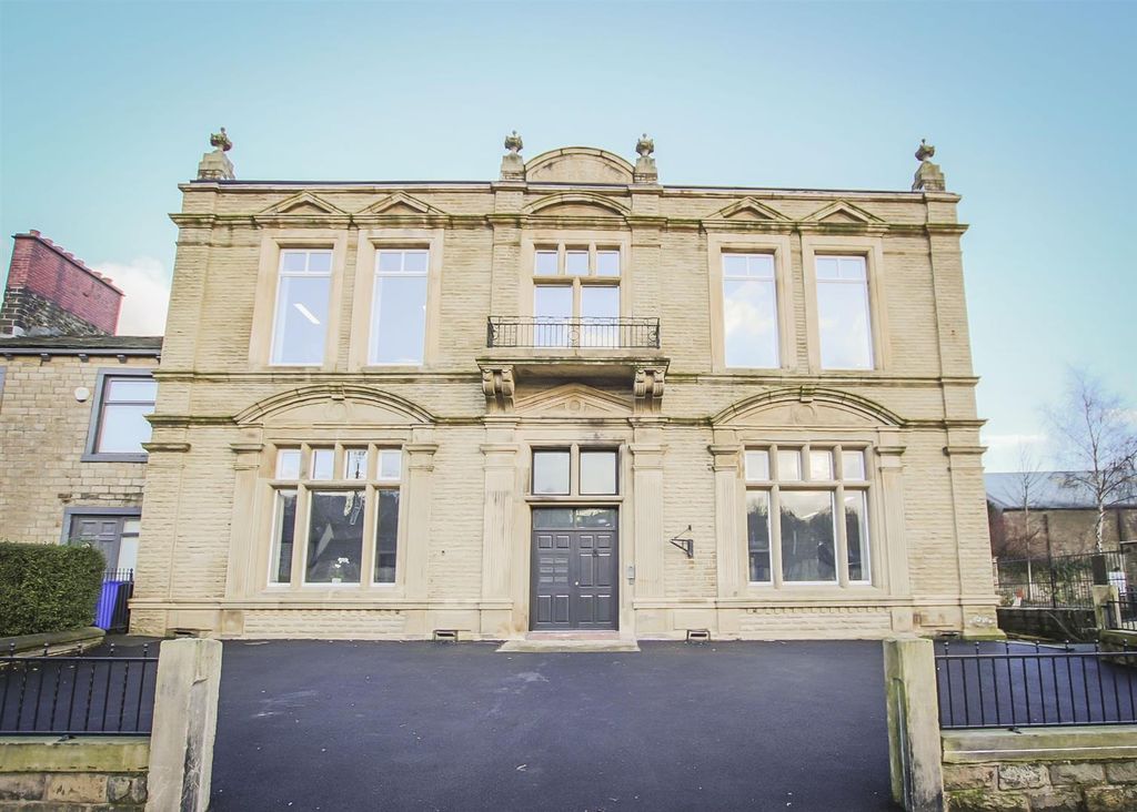 Property photo 2 of 27