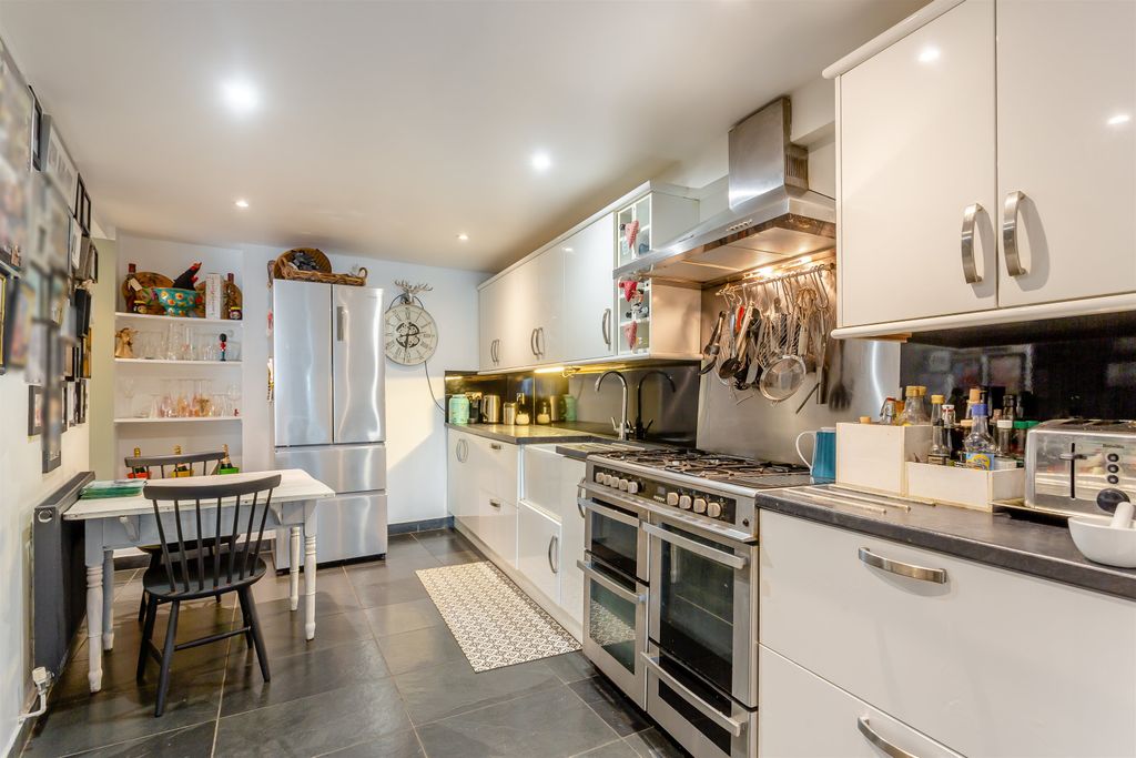 Property photo 2 of 28