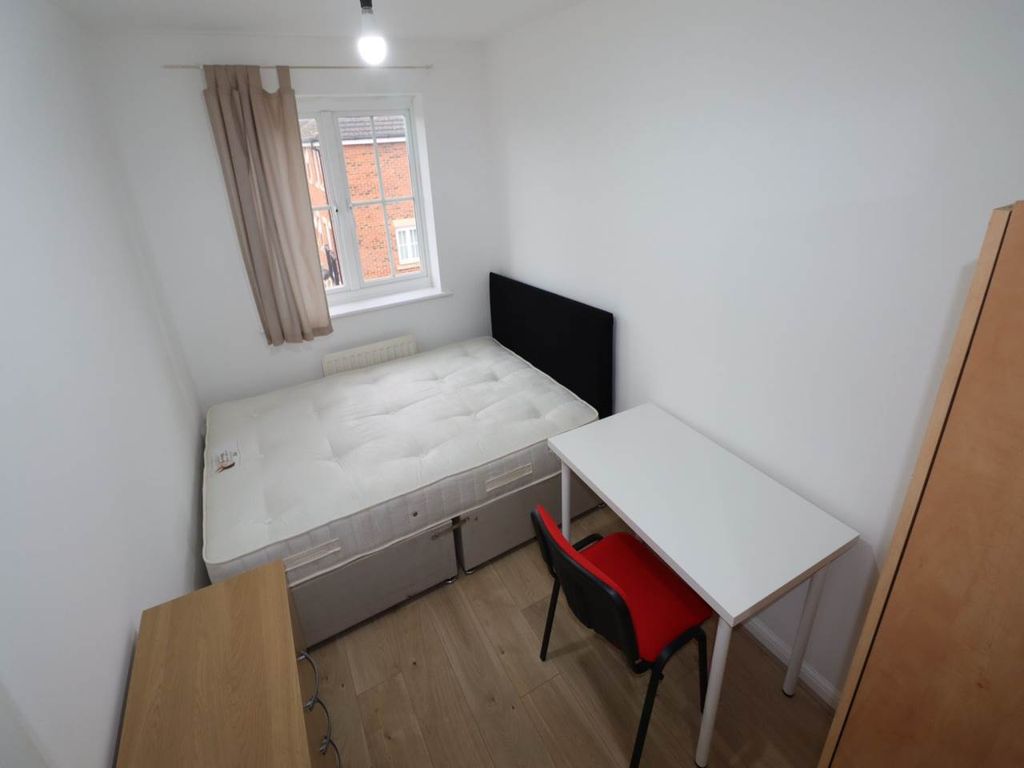 Property photo 2 of 6 727A8A0F-7170-426F-84c5-3456E9c93305