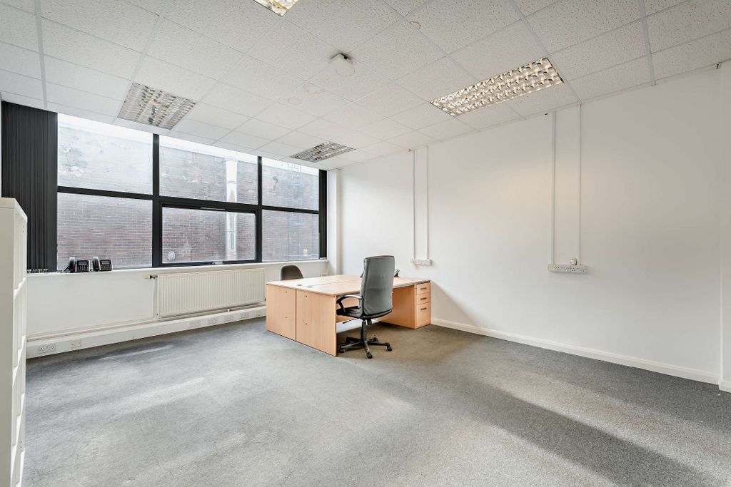 Property photo 3 of 16 8665379-Interior01-800