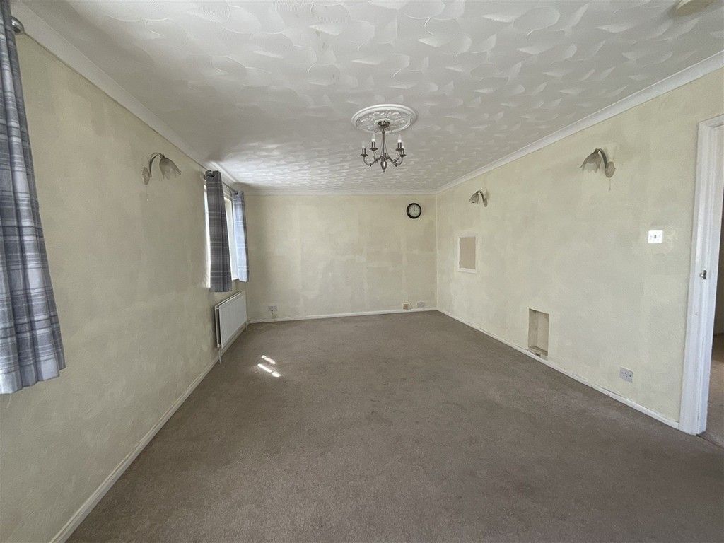 Property photo 3 of 12 Lounge