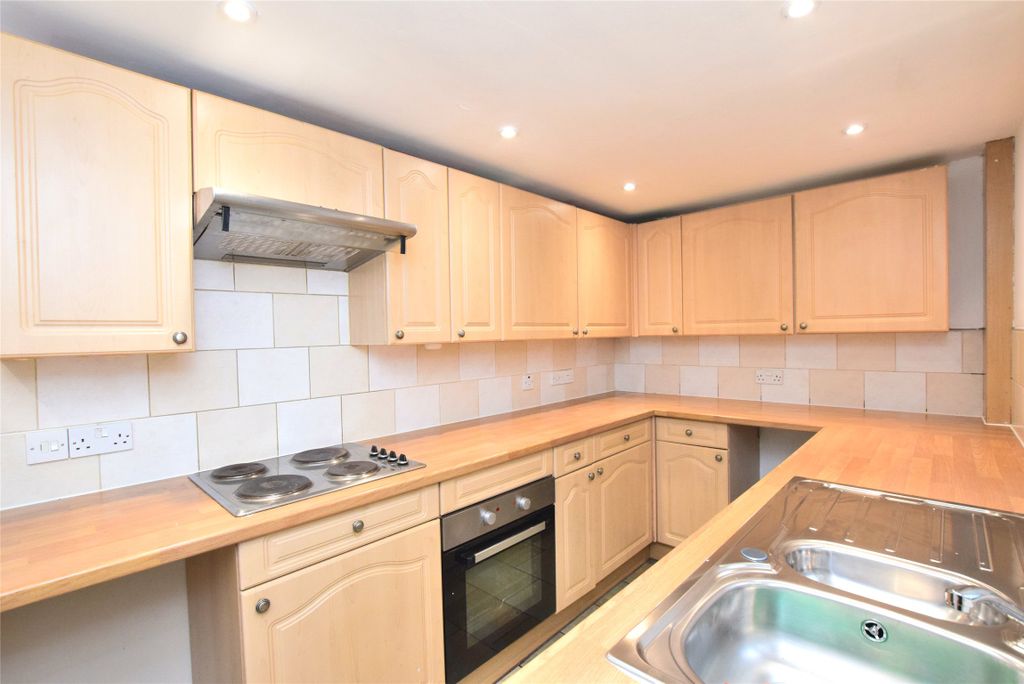 Property photo 3 of 9 Kitchen