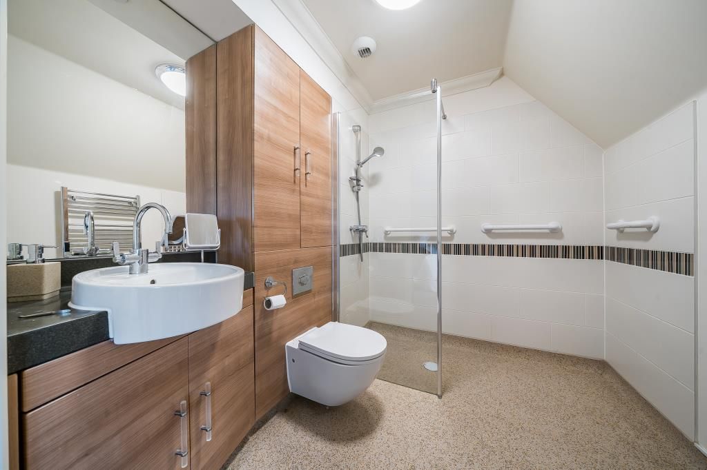 Property photo 3 of 21 Bathroom