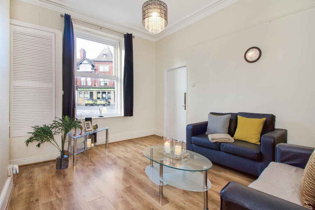 Property photo 1 of 10 Bright, Spacious Living Room With Cozy Sofas....