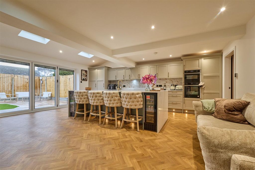 Property photo 2 of 26 Saddlers Close, Bb 6.Jpg