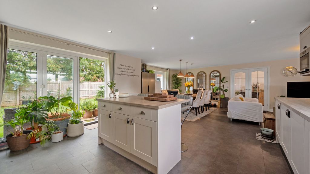 Property photo 2 of 23