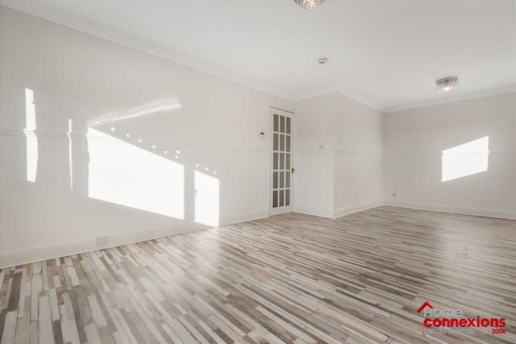 Property photo 3 of 20 Lounge Dining (2)