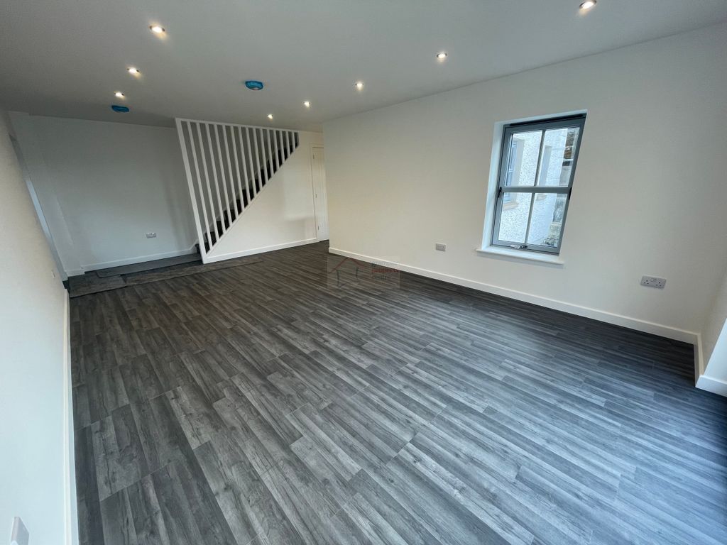 Property photo 3 of 23 Lounge